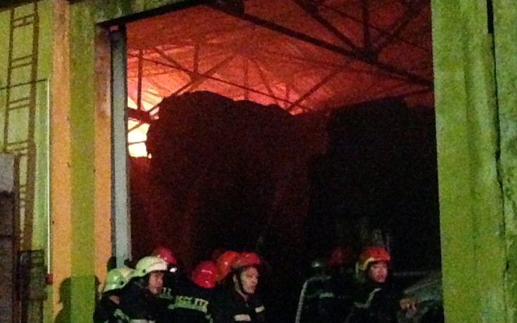 Huy động 8 đơn vị chữa cháy tham gia dập lửa ở công ty Hoằng Việt