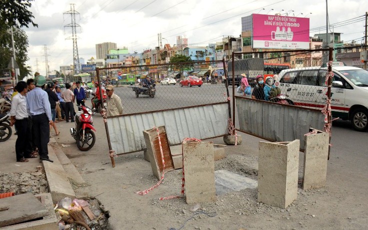 Người đàn ông chạy đón xe buýt Sài Gòn lọt cống không rào chắn tử vong