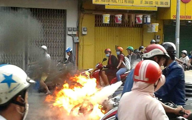 Xe máy bốc cháy như 'đuốc' giữa đường phố Sài Gòn