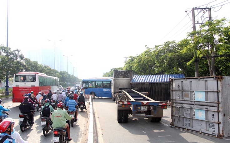 Xe buýt va chạm xe container trên Xa lộ Hà Nội, hành khách hoảng loạn