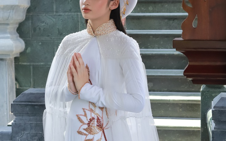 Mẫu nhí Bảo Hà diện áo dài trắng vẽ hoa sen viếng chùa mùa lễ Phật đản