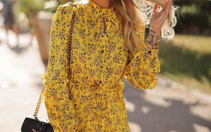 Váy hoa ngắn quyến rũ và trẻ trung của blogger thời trang người Ý Veronica Ferraro