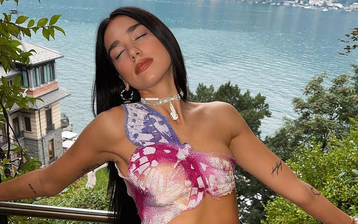 Dua Lipa lại gây sốc với áo hình bươm bướm