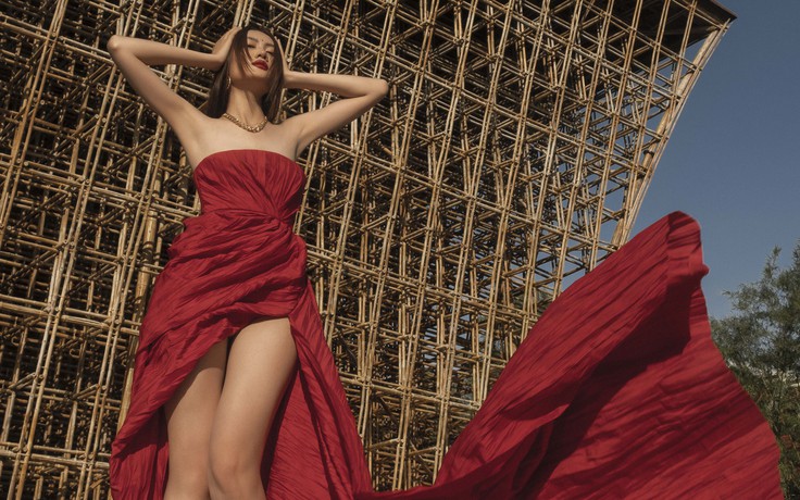 1.001 cách tạo dáng với một chiếc váy đỏ của model cao 1m81 Phạm Phan Y Hạ