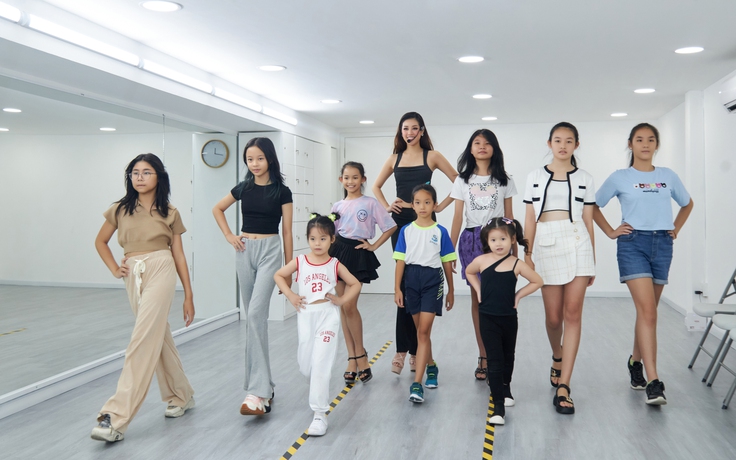 Hoa hậu Khánh Vân làm cô giáo dạy mẫu nhí catwalk