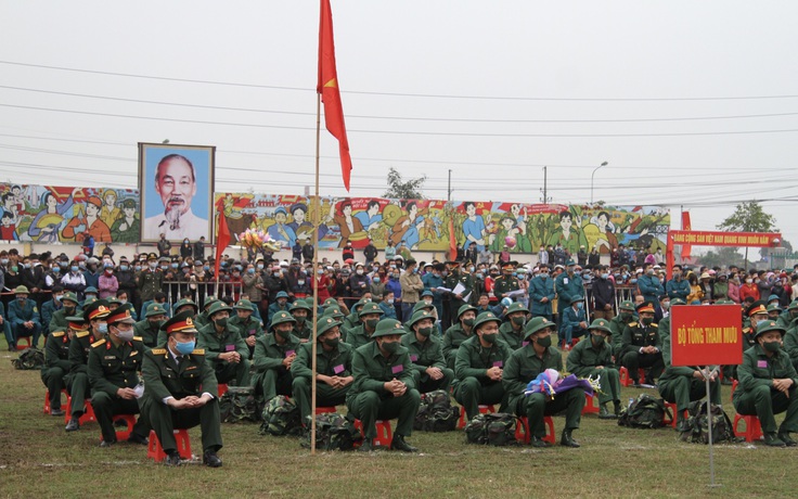 Thái Bình: Nhiều công nhân hăng hái lên đường nhập ngũ