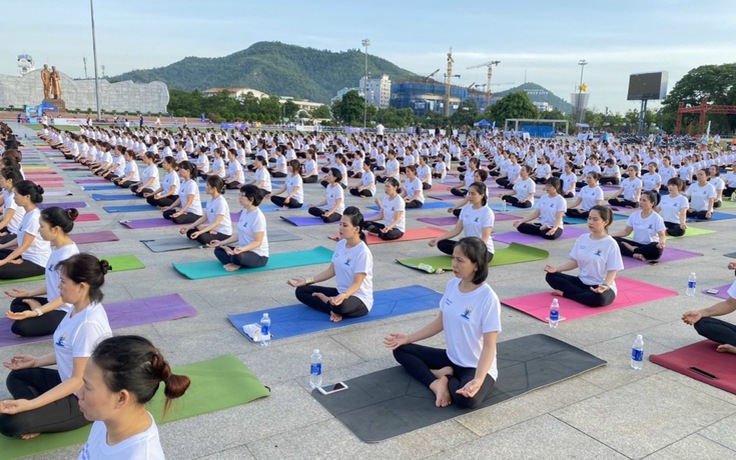 Hơn 600 người đồng diễn yoga tại phố biển Quy Nhơn