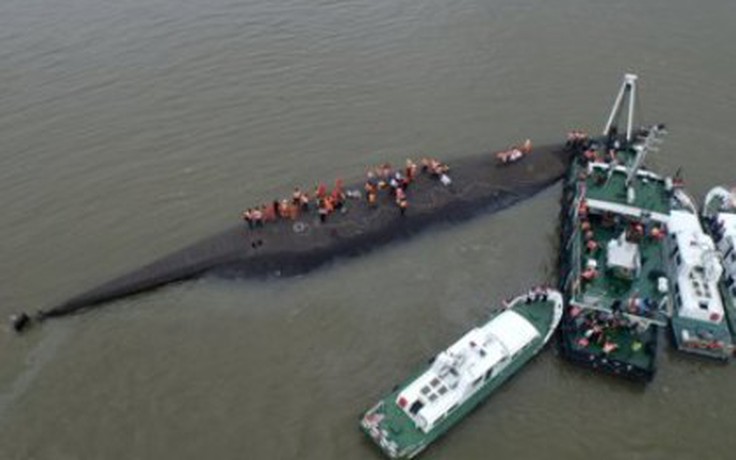 Khoảnh khắc kinh hoàng trên con tàu chở 458 người chìm ở Trung Quốc
