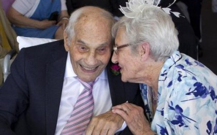 Cặp đôi lớn tuổi nhất thế giới làm lễ cưới