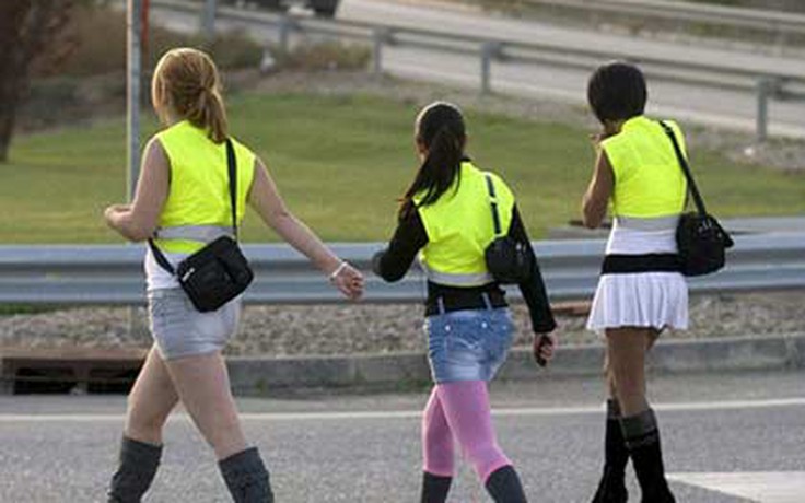 Ý: Gái mại dâm đứng đường phải mặc áo khoác phản quang