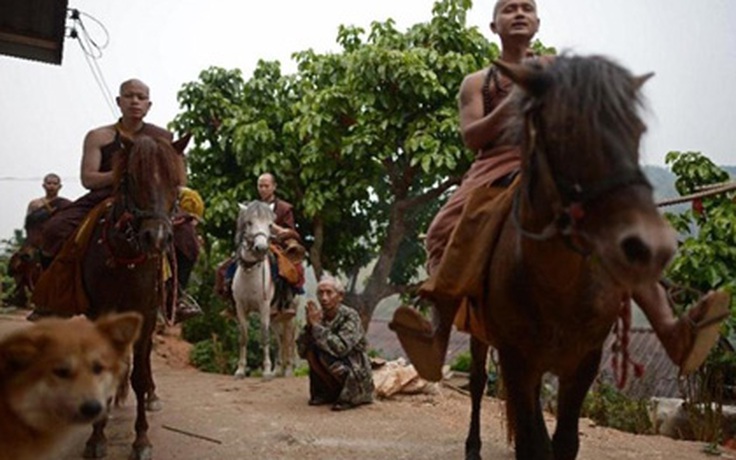 Nhà chùa Thái Lan chống ma túy bằng cưỡi ngựa, võ muay Thái