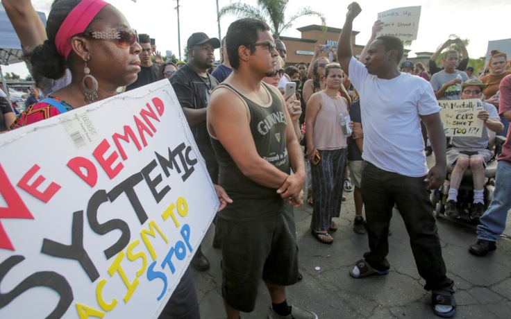 Dân Mỹ lại biểu tình sau vụ cảnh sát bắn chết người da màu bị tâm thần