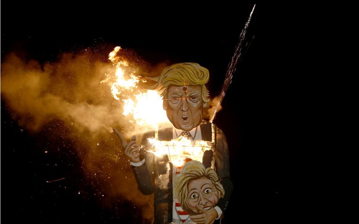 Người dân Anh đốt hình nộm ông Trump cao 11 m trong lễ hội