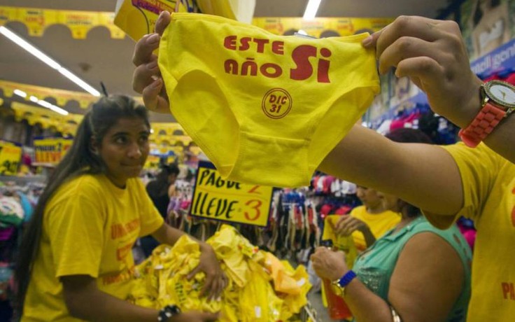 Người dân Mỹ Latin chuẩn bị đón năm mới với đồ lót màu vàng