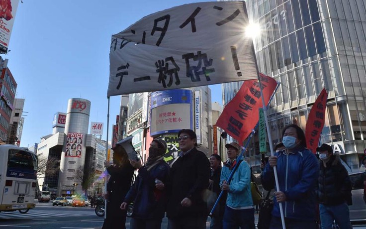 Nhóm đàn ông Nhật ‘bị phụ nữ chê’ biểu tình chống Ngày Valentine