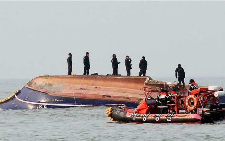 Lật tàu du lịch câu cá ở Hàn Quốc, 13 người chết