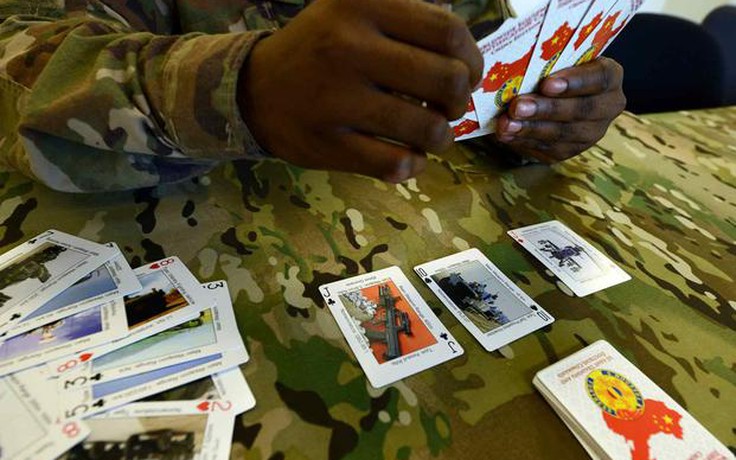 Lính Mỹ 'chơi bài' để học thuộc lòng vũ khí Nga, Trung Quốc