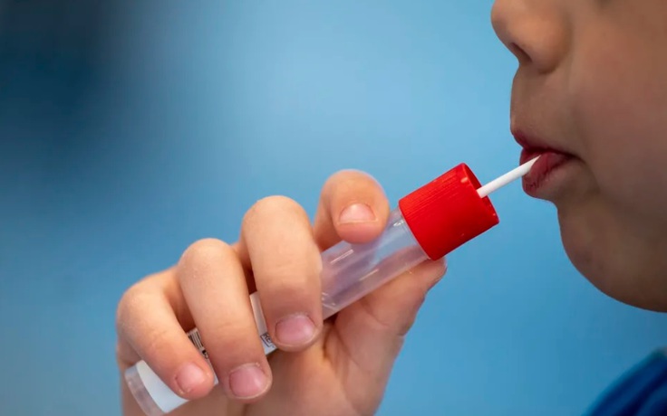 Dùng ‘kẹo mút' xét nghiệm Covid-19 cho trẻ em ở trường mầm non