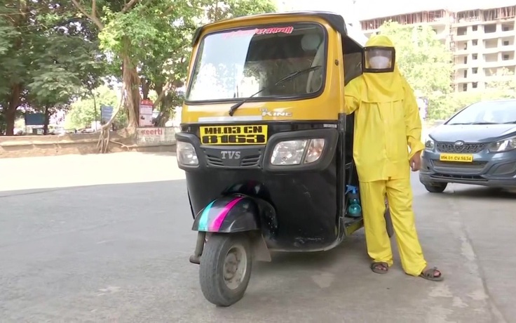 Thầy giáo Ấn Độ lái xe ba bánh chở bệnh nhân Covid-19 miễn phí