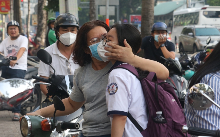 Tuyển sinh lớp 10: Phụ huynh đứng bên cổng trường cổ vũ con đi thi