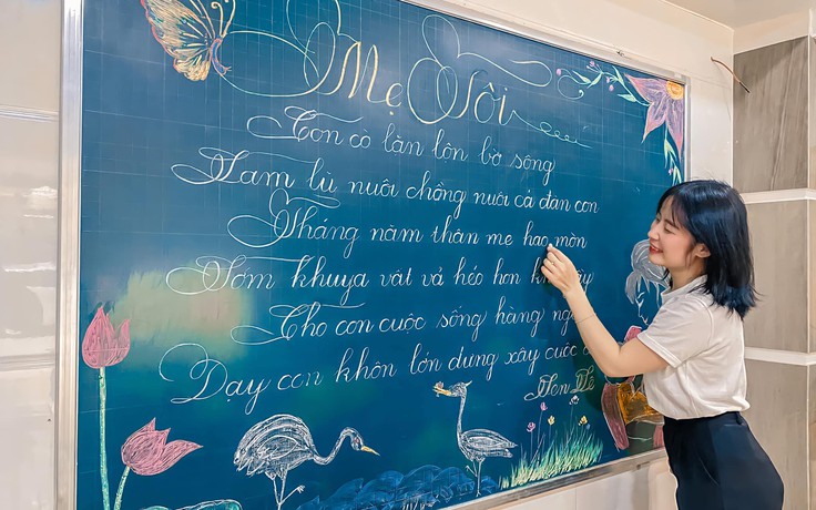 Nghị lực của cô giáo khuyết tật bền bỉ luyện chữ đẹp bằng tay trái