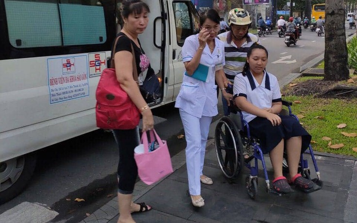 Xe cấp cứu, y bác sĩ Bệnh viện ĐK Sài Gòn hộ tống nữ sinh đi thi