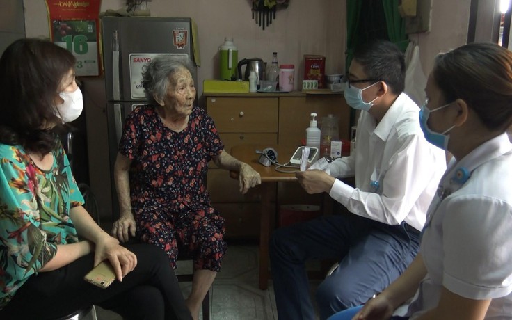 TP.HCM: Chi phí khám chữa bệnh cho người cao tuổi tại nhà được tính ra sao?