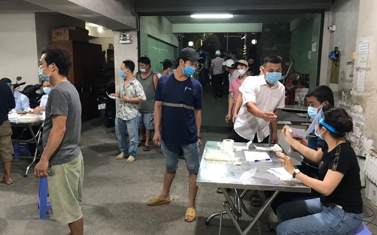 Hàng trăm người từ Hải Dương, Quảng Ninh đến TP.HCM đang chờ kết quả xét nghiệm