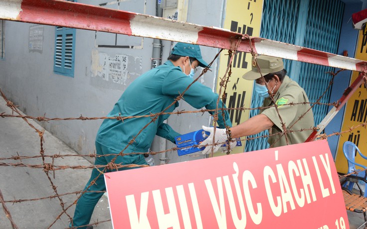 Thứ trưởng Bộ Y tế thị sát chống dịch Covid-19 ở nơi bị phong tỏa tại TP.HCM