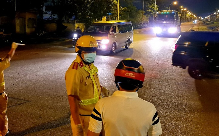 TP.HCM: Nhẫn nại giải thích khi người dân 'nói 1001 lý do' xin ra vào Q.Gò Vấp