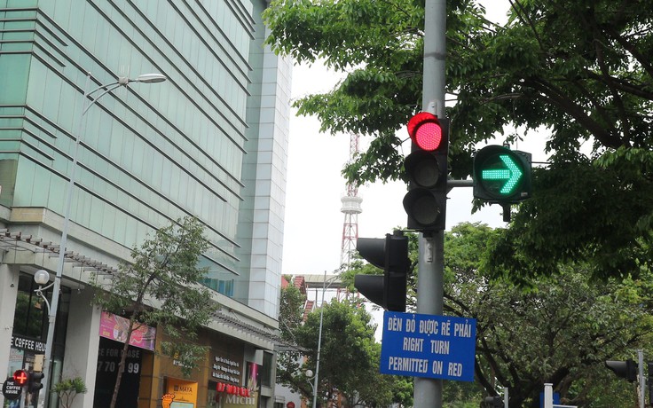 'Đèn đỏ được rẽ phải' nhưng không có chỗ rẽ ở Đà Nẵng