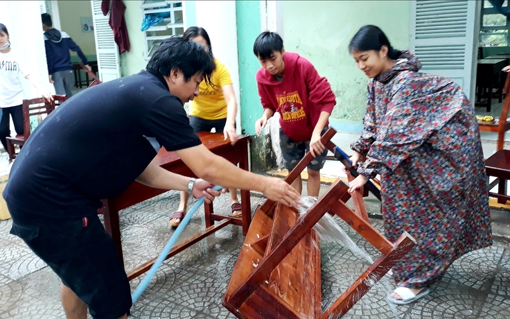 Học sinh nhiều quận ở Đà Nẵng tiếp tục nghỉ học do bị ngập nước