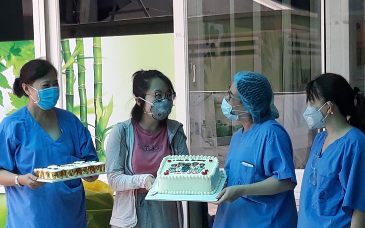 Khoảnh khắc hạnh phúc khi chia tay bệnh nhân Covid-19 cuối cùng ở Đà Nẵng