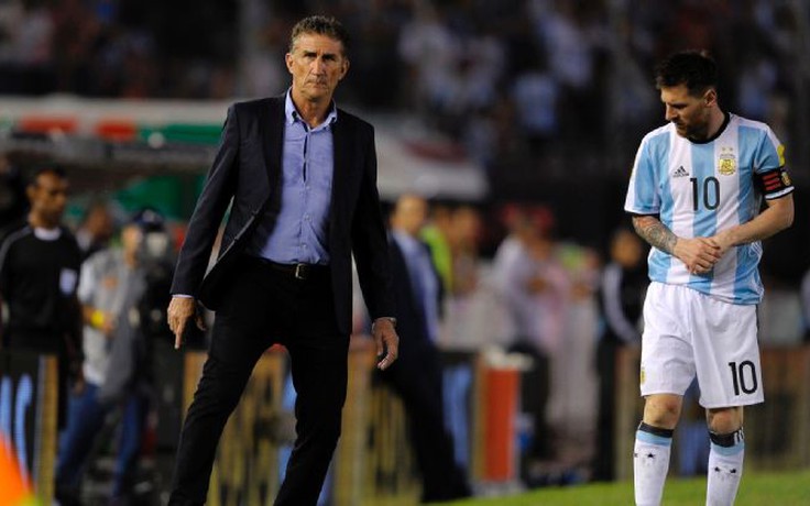 HLV tuyển Argentina nguyền rủa FIFA