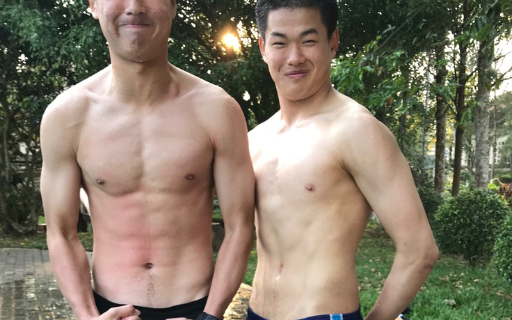 Cầu thủ trẻ Hàn Quốc khoe 'bụng 6 múi' tại Hàm Rồng