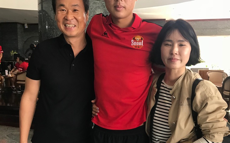 Bố mẹ của tài năng trẻ Hàn Quốc lên Pleiku ủng hộ con trai