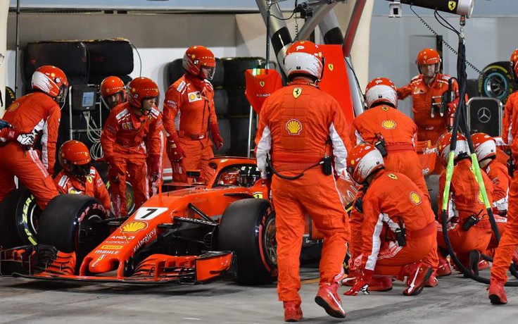 Tay đua Kimi Raikkonen cán nhầm thợ máy đội Ferrari