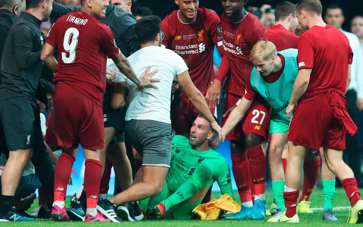 Liverpool lại khủng hoảng thủ môn… vì Cổ động viên quá khích