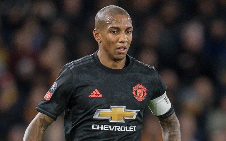 Ashley Young bỏ tập để sớm rời khỏi M.U