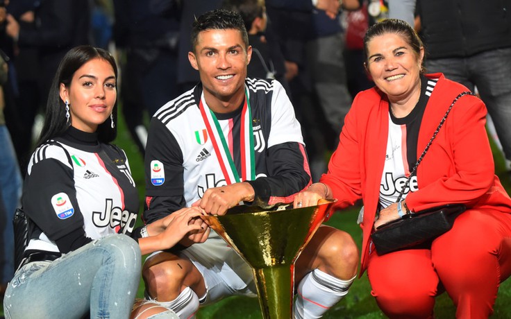 Mẹ ruột siêu sao Cristiano Ronaldo không ưa con dâu tương lai Georgina Rodriguez?