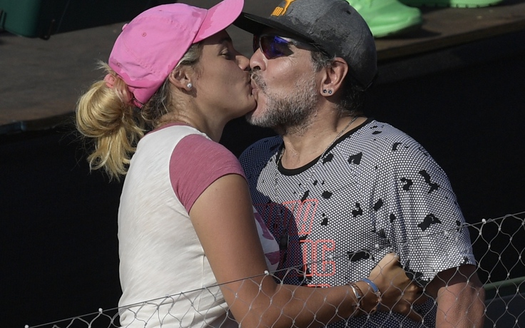 Hai người tình cũ của Maradona đấu khẩu kẻ ‘đào mỏ’, người ‘xài chùa’ thẻ tín dụng