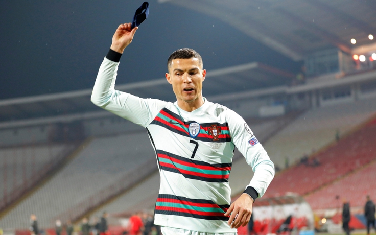 Bàn thắng của Ronaldo không được công nhận lỗi do... LĐBĐ Bồ Đào Nha và Serbia
