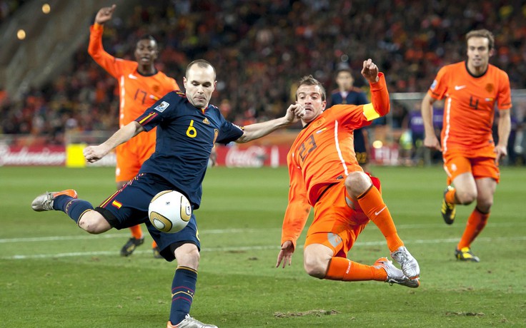EURO 2020: Cầu thủ tuyển Tây Ban Nha nổi nóng khi bị Van der Vaart coi thường