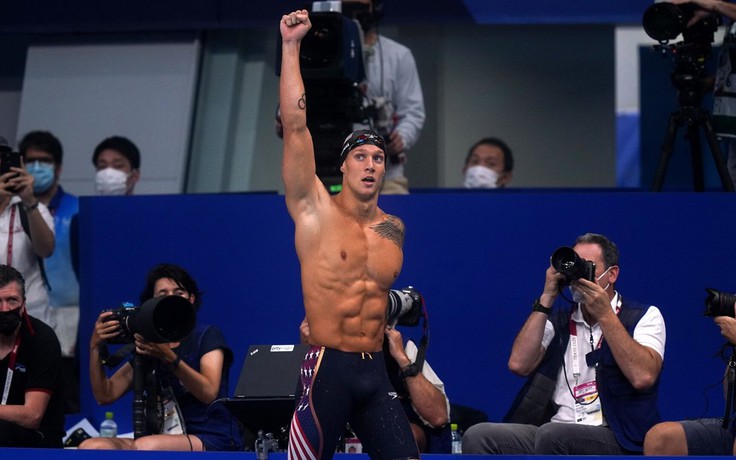 Kình ngư Caeleb Dressel sánh bước cùng Michael Phelps khi đoạt 5 HCV 1 kỳ Olympic