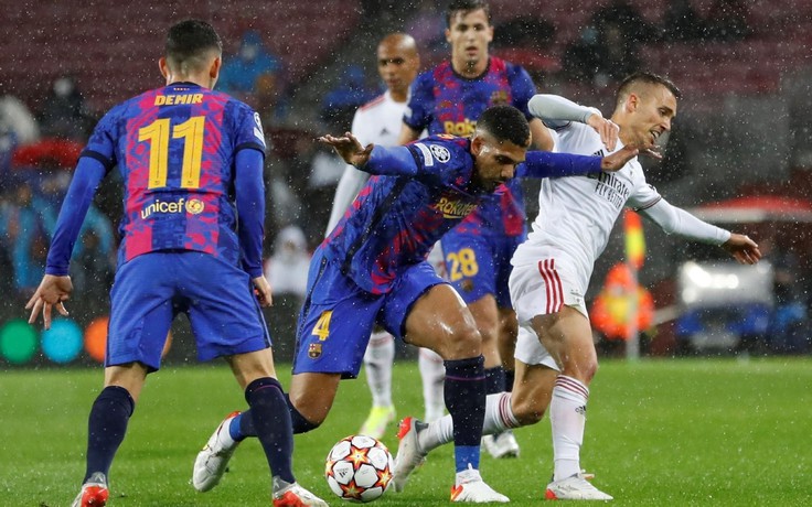 Kết quả bảng E Champions League: Barcelona lâm nguy khi để Benfica cầm chân