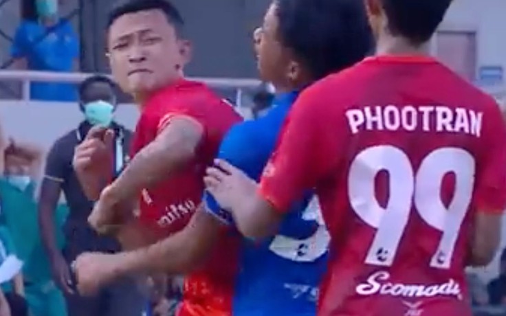 LĐBĐ Thái Lan giơ cao đánh khẽ cầu thủ dùng cùi chỏ đánh vào mặt đối phương