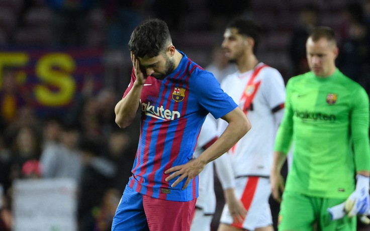 Thua sốc Rayo Vallecano, Barcelona đối mặt nguy cơ mất ngôi á quân La Liga