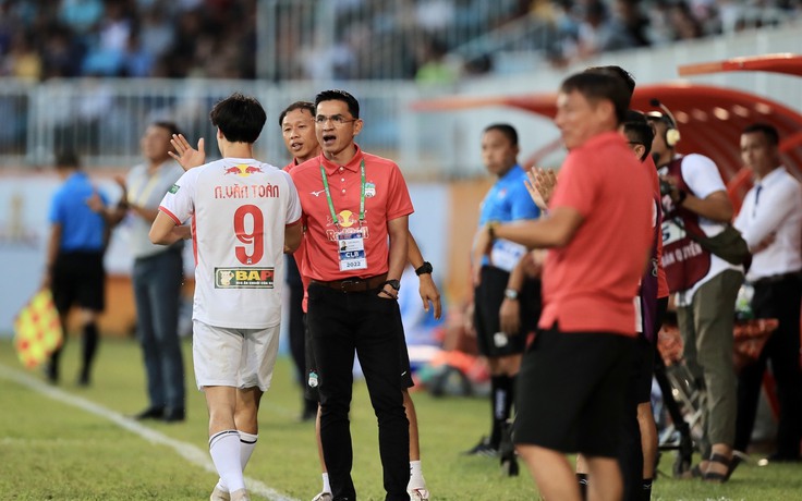 Báo Thái Lan: HLV Kiatisuk đưa HAGL trở lại là ứng viên vô địch V-League