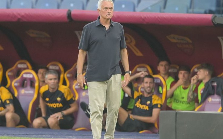 HLV Mourinho: ‘Mặt sân Olimpico như cánh đồng khoai tây’