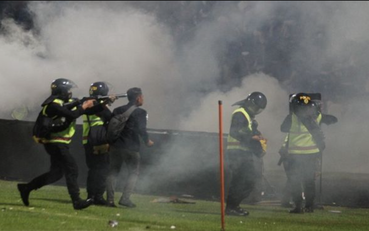 Cảnh sát bị cáo buộc là nguyên nhân gây ra thảm kịch của bóng đá Indonesia